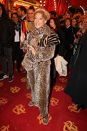 Kabarettistin Sissi Perlinger im Leopopardenlook bei der Premiere von Circus Roncalli in München (©Foto: Martin Schmitz)